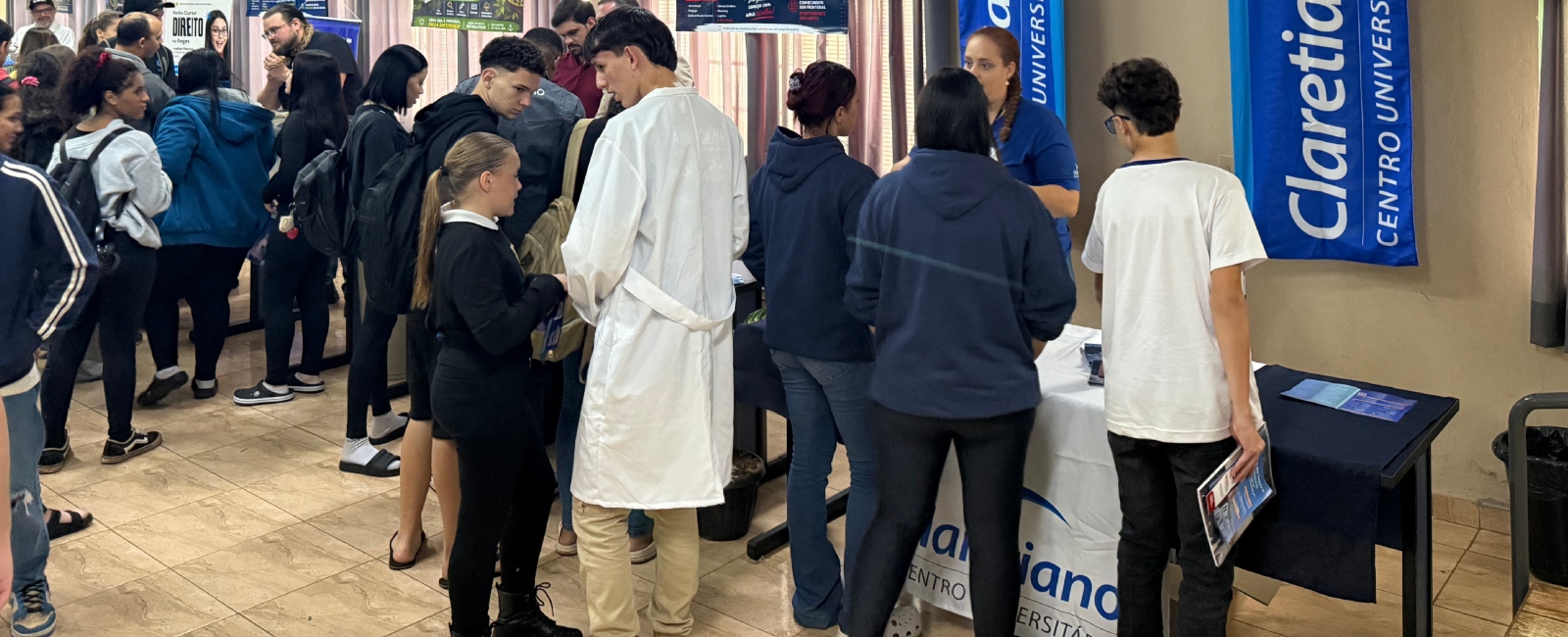 Claretiano participa de Feira de Profissões da Escola Capitão Getúlio Lima